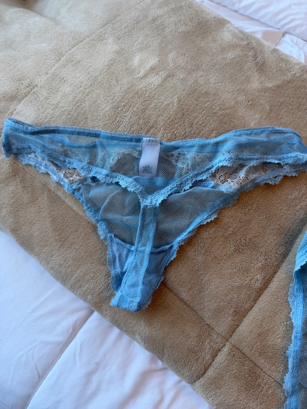 Victoria's Secret Blue Lace Push-Up Bra with Cream Lace and Black Bow - Picture 6 of 9